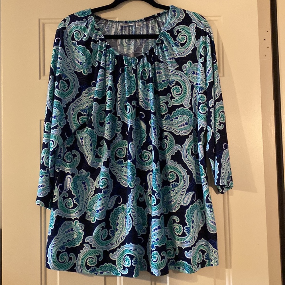 Croft & Barrow Women’s paisley blouse. Size 1X. Colors are navy, green & white.